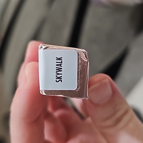 Urban Decay Highlighting Fluid, in the Shade Skywalk - Picture 3 of 3